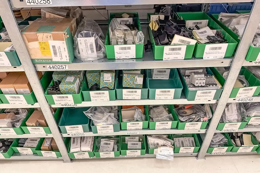 Inhalt von 4 Regalebenen: Elektroinstallationsmaterial