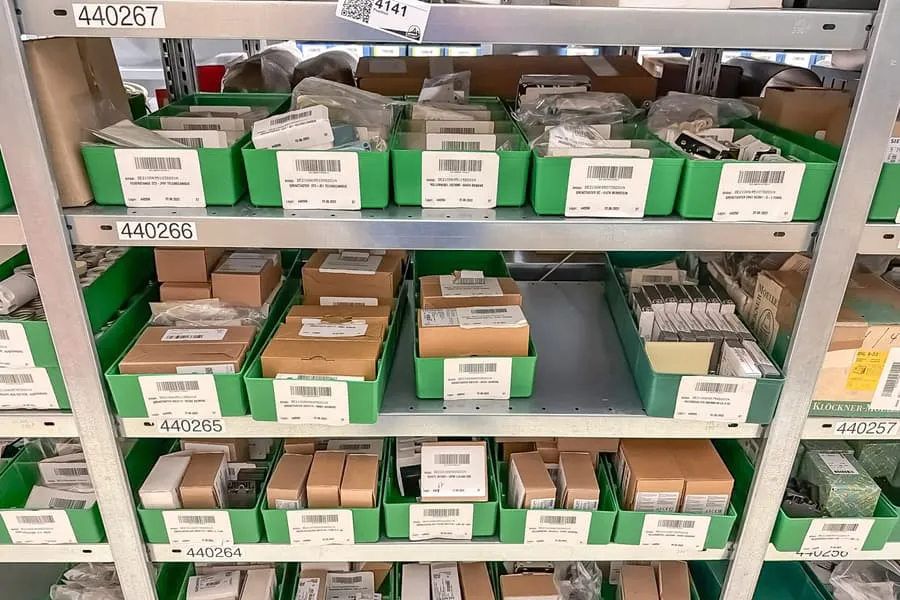 Obsah 3 regálových úrovní: elektroinstalační materiál