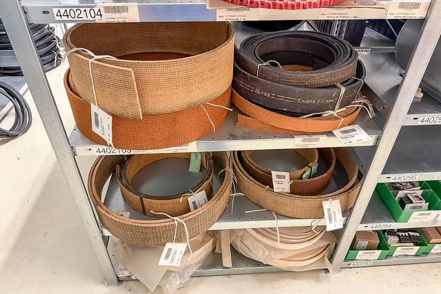 Obsah 3 polic: brzdové pásy