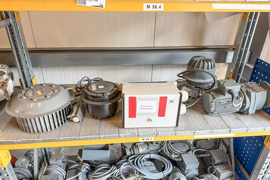 Inhalt Regalebene: Maschinenersatzteile
