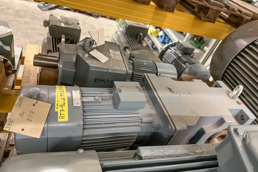 2 electric gear motors