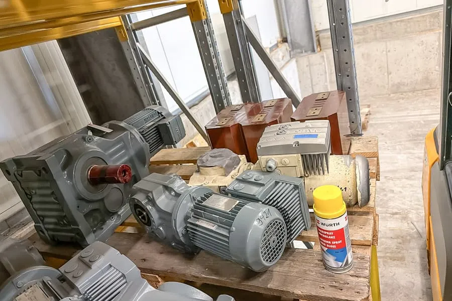 Pallet met machine-onderdelen