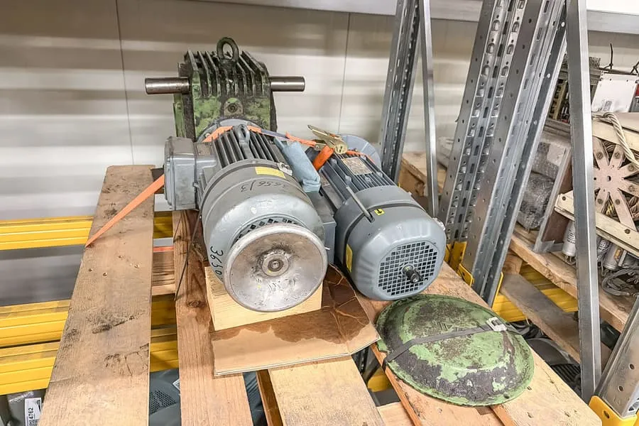 Pallet met machine-onderdelen