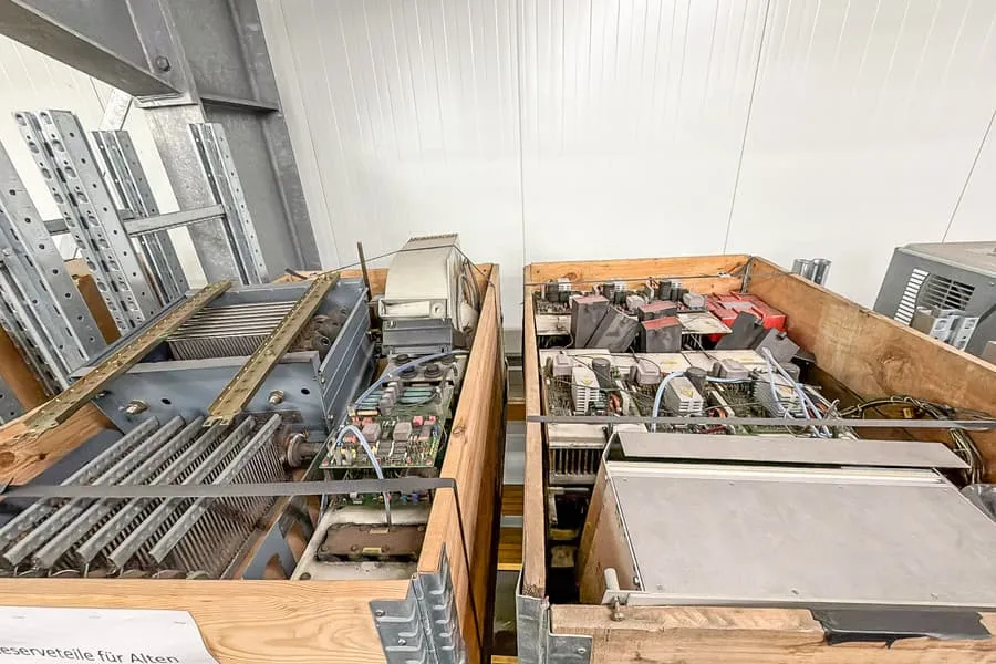 2 pallets met omvormer-onderdelen