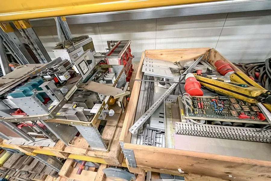 2 Paletten mit Maschinenersatzteilen